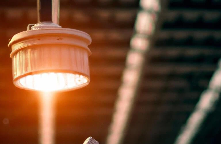 未来を照らす電気工事。あなたの技術で、明るい社会を築きましょう