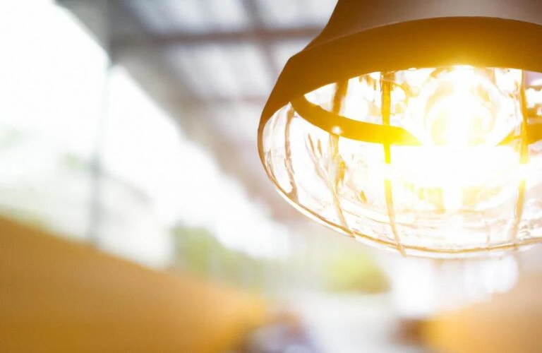 未来を照らす電気工事。あなたの技術で、明るい社会を築きましょう