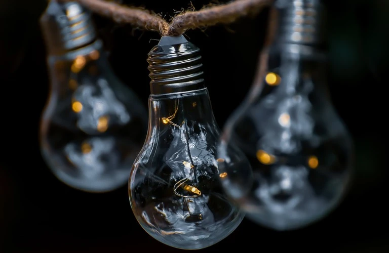 未来を照らす電気工事。あなたの経験が活かせる場所がここに。