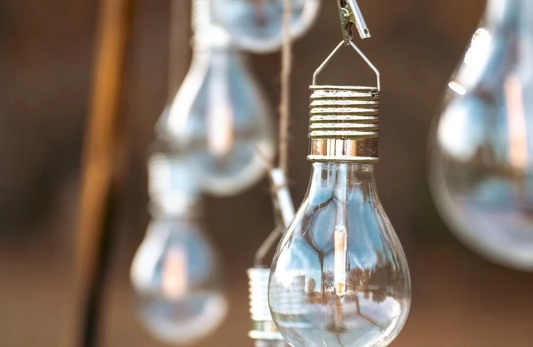 未来を照らす電気工事。あなたの技術で、明るい社会を築きましょう