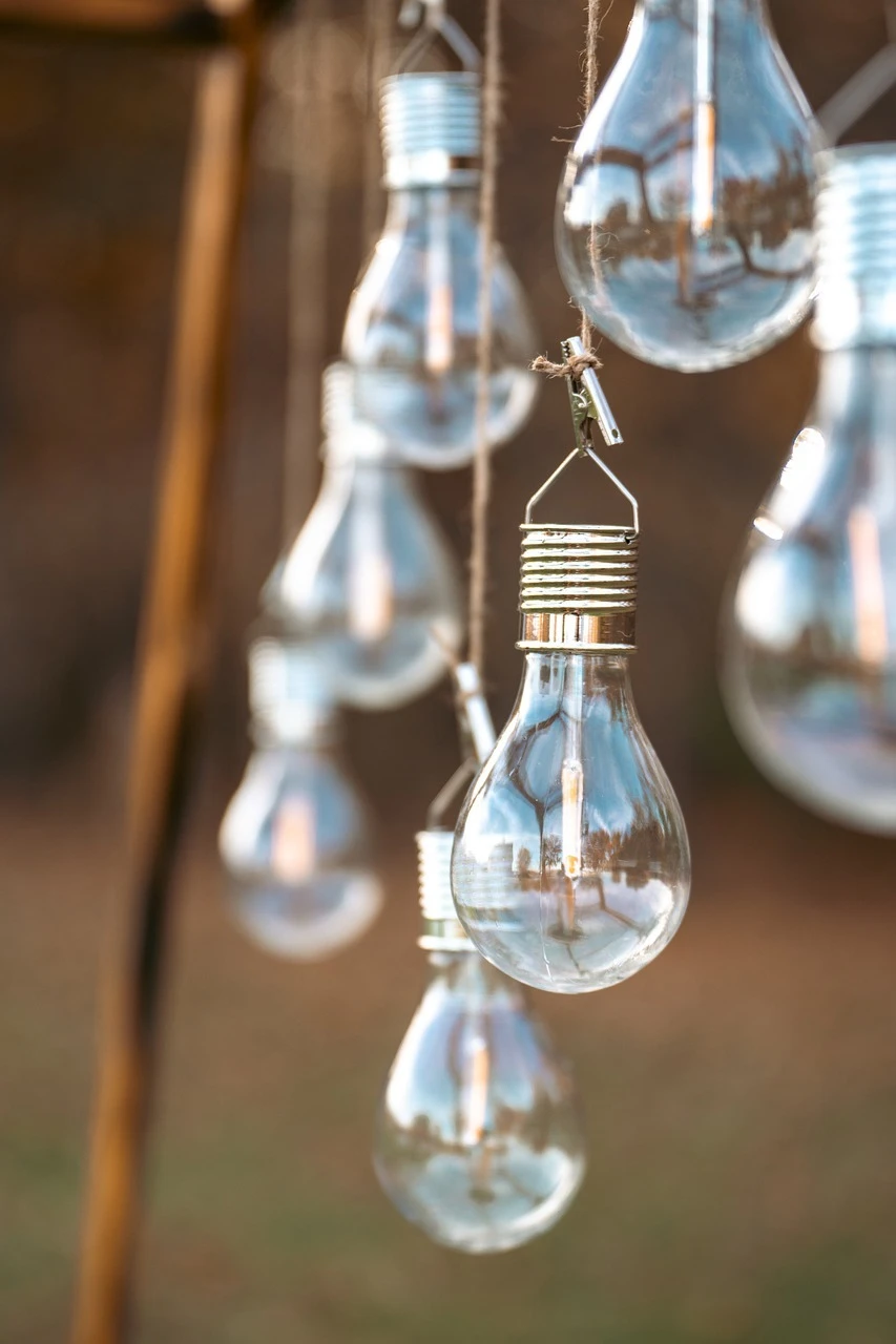 未来を照らす電気工事。あなたの技術で、明るい社会を築きましょう